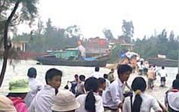 Hà Tĩnh: 700 học sinh &quot;lội sông&quot; đến trường